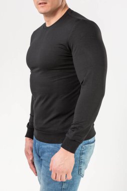 Beyaz arka planda uzun kollu siyah balıkçı yakalı adam, maket, kopyalama alanı