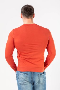 Beyaz arka planda uzun kollu, kırmızı balıkçı yakalı bir adam, düzen, uzay kopyası.