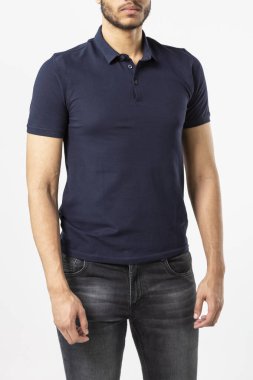 Beyaz arka planda mavi Polo tişörtlü bir adam. Yazı için yeri olan bir gömlek.