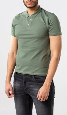 Beyaz arka planda haki renkli Polo tişörtlü bir adam. Harfler için yeri olan bir gömlek.