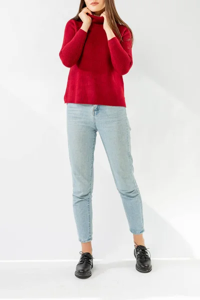 Ein Mädchen Rotem Woll Rollkragen Und Blauer Jeans Auf Weißem — Stockfoto