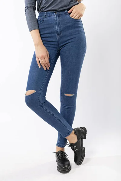 Ragazza Jeans Mostra Jeans Sfondo Bianco Vicino Blue Jeans — Foto Stock