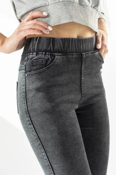 Meisje Jeans Pronkt Met Jeans Een Witte Achtergrond Close Zwart — Stockfoto
