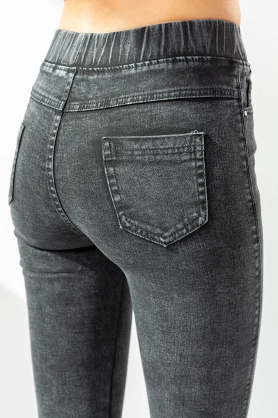 Meisje Jeans Pronkt Met Jeans Een Witte Achtergrond Close Zwart — Stockfoto