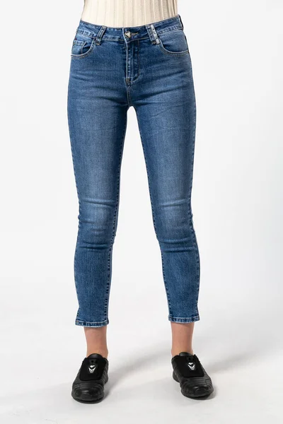 Meisje Jeans Pronkt Jeans Witte Achtergrond Close Blauwe Jeans — Stockfoto