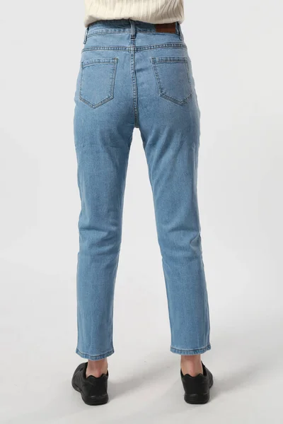 Flicka Jeans Visar Upp Jeans Vit Bakgrund Närbild Blå Jeans — Stockfoto