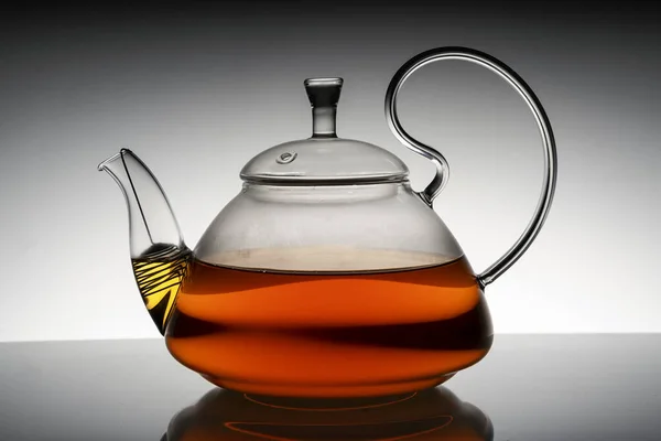 Glas Teekanne Mit Heißem Tee Auf Grauem Farbverlauf Hintergrund Mit — Stockfoto