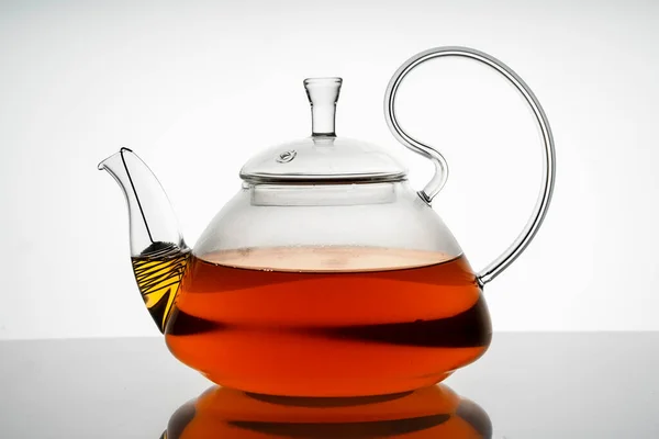 Glas Teekanne Mit Heißem Tee Auf Weißem Hintergrund Mit Reflexion — Stockfoto