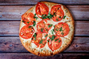 Tahta masa manzaralı klasik İtalyan pizzası.