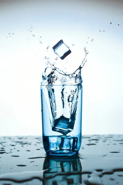 Verre D Eau Avec Glacons Et Eclaboussures Vague Froid Stock Photo