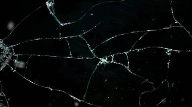 Parçalanmış ve kırık cam parçaları üzerinde siyah izole