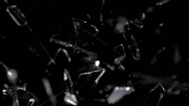 Parçalanmış ve kırık cam parçaları üzerinde siyah izole