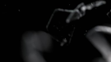 Parçalanmış ve kırık cam parçaları üzerinde siyah izole