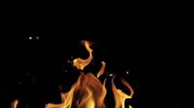 alevler siyah arkaplanda