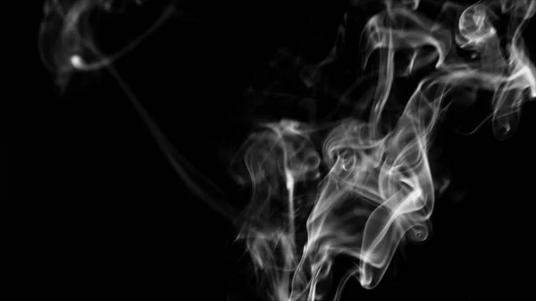 Dym papierosowy na białym tle na ciemnym tle — Zdjęcie stockowe