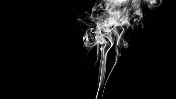 Fumaça de cigarro isolada no fundo escuro — Fotografia de Stock