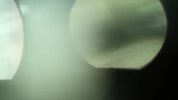 Real lente flare tiro no estúdio sobre fundo preto — Vídeo de Stock