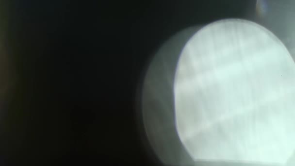 Real objektiv světlice pořízena ve studiu nad černým pozadím — Stock video