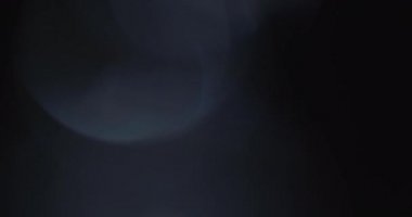 Stüdyoda Siyah Arkaplan Üzerine Gerçek Lens Fişeği Çekimi