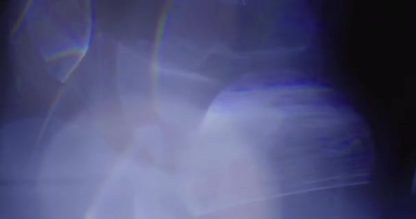 Stüdyoda Siyah Arkaplan Üzerine Gerçek Lens Fişeği Çekimi — Stok video