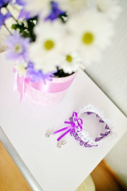 Beyaz arkaplanda vazodaki güzel çiçekler