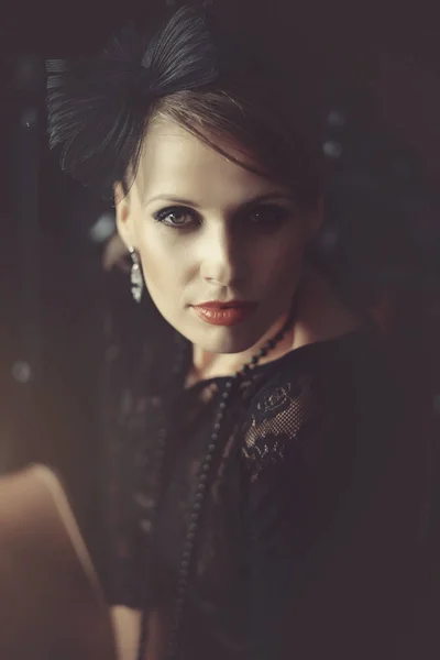 Retrato de una chica con un lazo en un vestido negro. Retro . — Foto de Stock