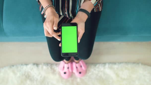 Menina bonita segurando um smartphone nas mãos com uma tela verde — Vídeo de Stock