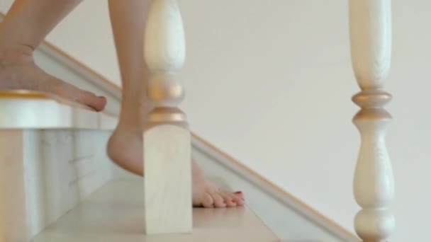 Κορίτσι περπατάει κάτω σκάλες γυμνά πόδια — Αρχείο Βίντεο