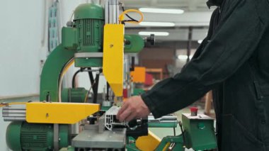 Fabrika Pencereleri. İşçi profili makineye ekler.