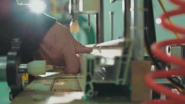Fabrika Pencereleri. İşçi profili makineye ekler.