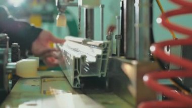 Fabrika Pencereleri. İşçi profili makineye ekler.