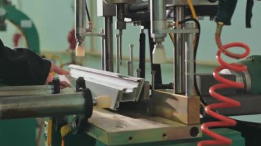 Fabrika Pencereleri. İşçi profili makineye ekler.