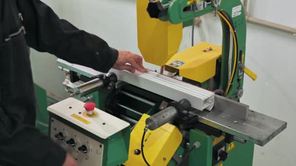 Fabrieks Vensters. Werknemer voegt het profiel in de machine in. — Stockvideo