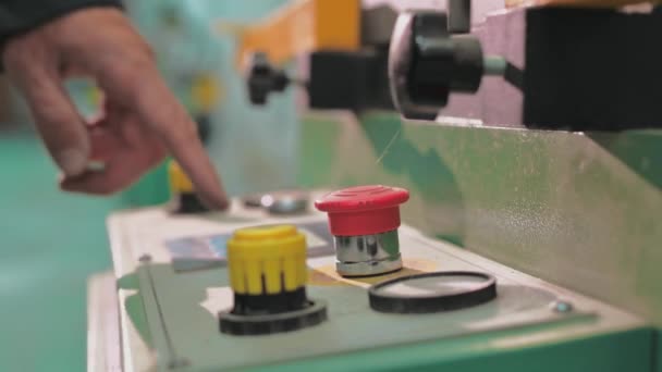 Fabrikada frezeleme plastik profili — Stok video