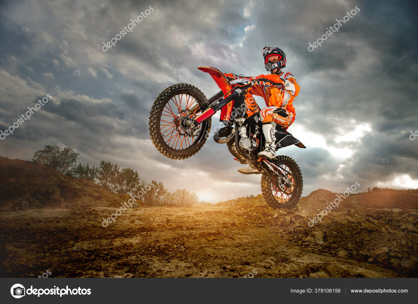 Motocicleta Profissional Rider Drives Over Do Motocross a Trilha