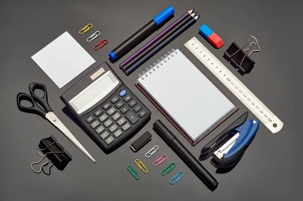 Skład z różnymi artykułami piśmiennymi i kalkulatorem na przeszklonym tle — Zdjęcie stockowe