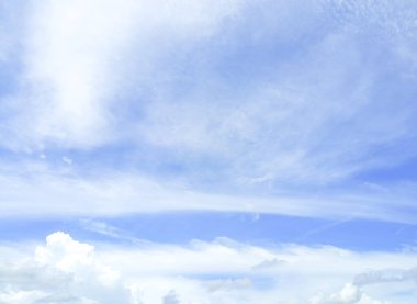 Minimum stil arkaplan resmi, açık gökyüzü, birkaç yüzen bulut, güzel ve doğal.