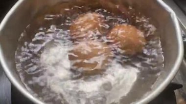 Yumurta kaynatmak, basit yol gösterici kolay adımlar mükemmel haşlanmış yumurta, yumurta kaynatmayı öğrenmek, her seferinde yumurta pişirmeyi adım adım öğrenmek bir sonraki tarifin için lezzetli haşlanmış yumurta yemek.