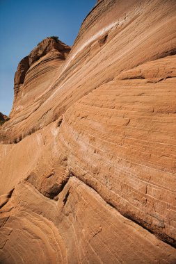 Danxia 'nın katmanlı kaya oluşumları açık mavi gökyüzünün altında hassas damarlar sergiliyor. Bu eşsiz manzarada sanatsal özellikler sergiliyor..