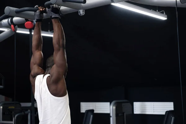 Tipo Musculoso Negro Con Una Camiseta Blanca Auriculares Cuelga Sus — Foto de Stock