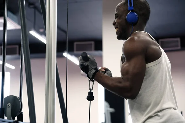 Foto Emocional Hombre Musculoso Negro Con Una Camiseta Auriculares Estrechando — Foto de Stock