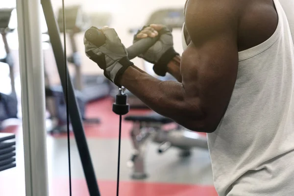 Primer Plano Las Manos Musculosas Masculinas Tiempo Con Simulador Fotografía — Foto de Stock