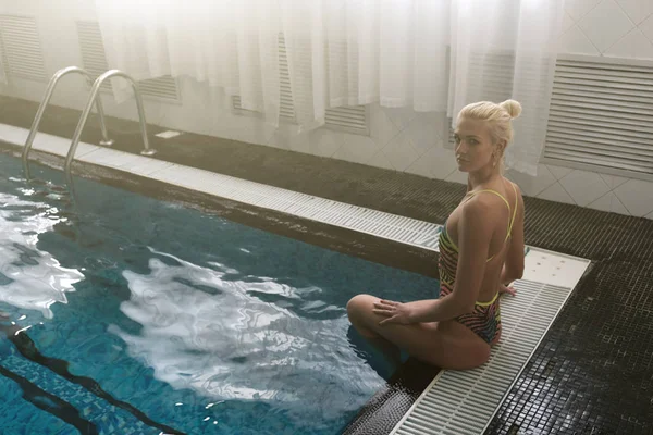 Een Aantrekkelijke Blonde Zit Aan Zijkant Van Het Zwembad Zon — Stockfoto