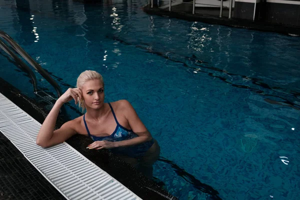 Het Blonde Meisje Staat Aan Zijkant Van Het Zwembad Het — Stockfoto