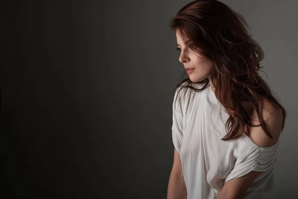 Uma Linda Garota Morena Com Cabelo Para Baixo Uma Túnica — Fotografia de Stock