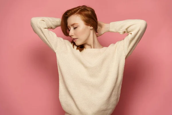 Young redhead girl with closed eyes holds her hair keeping her h — 스톡 사진