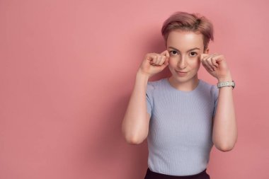 Pembe saçlı Genç kadın sahte gözyaşları, pembe arka plan mendiller