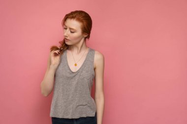 Redhead kız düşünceli onu kırmızı uçlu saç bakar