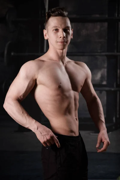 裸の胴体を持つ筋肉の男は、半分のターンを立って、フレームを見ます. — ストック写真