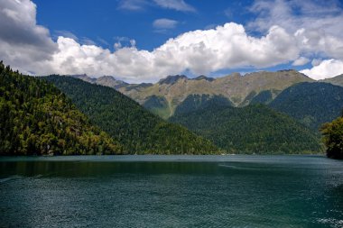 Güneşli bir günde Ritsa gölü ve dağları.